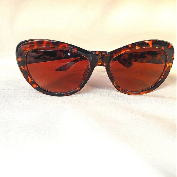 Betsey Johnson Accessories - Betsey Johnson sunglasses